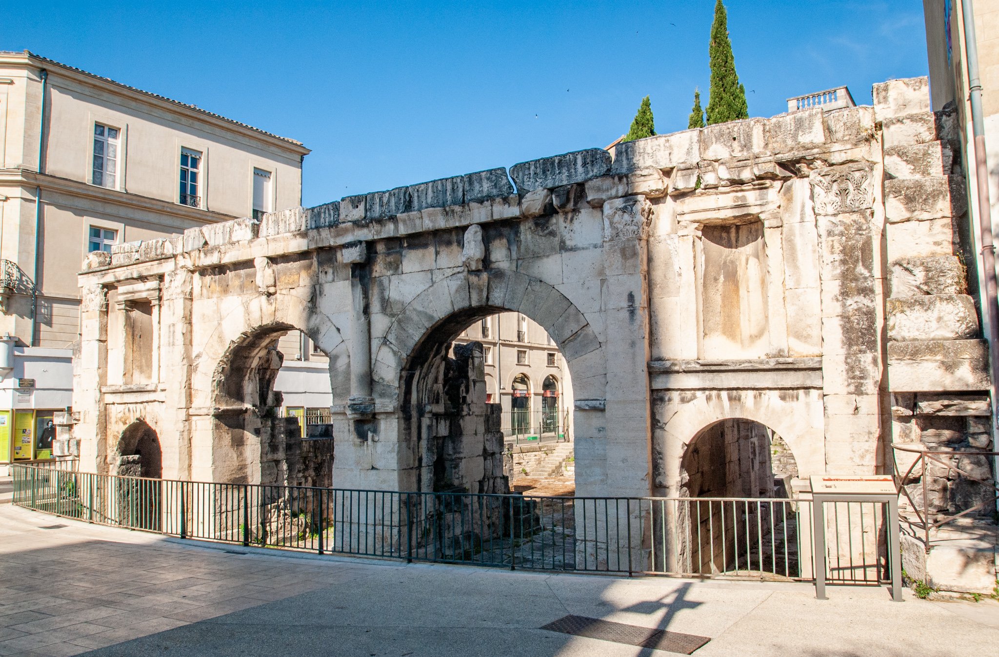 🏛️ 오귀스트 문 (포르트 도귀스트)